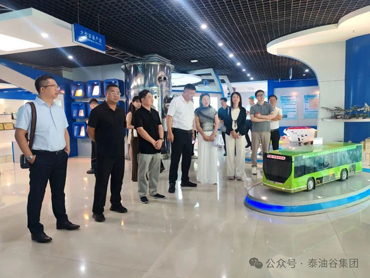 鄭定輝參加省僑商會青委會“僑青匯新·智造同行”新鄉行